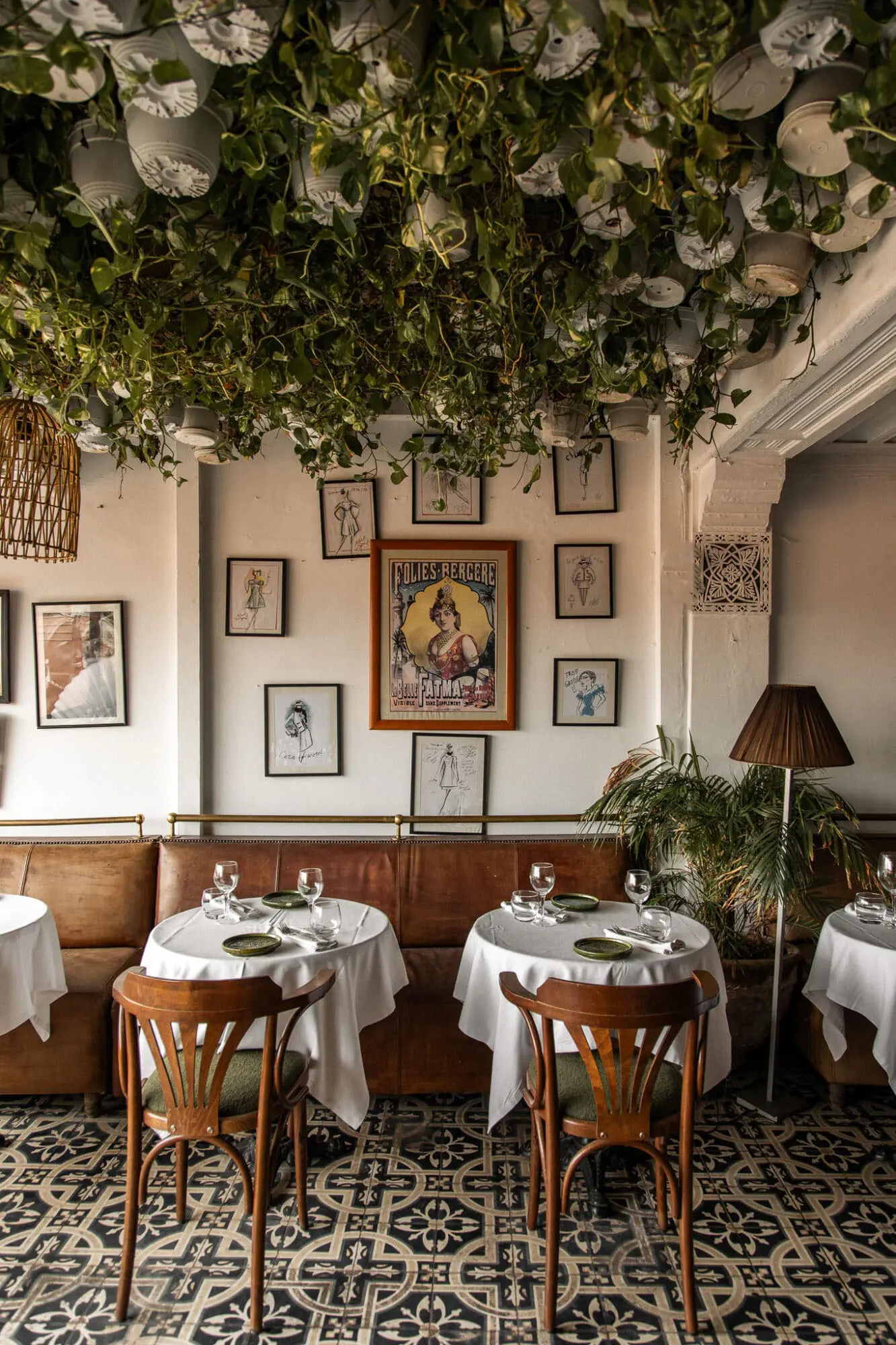 Elegant outdoor seating and dining atmosphere on the rooftop of Le Salama Marrakech